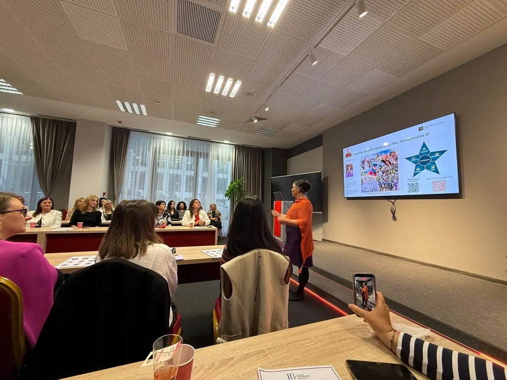 A full room of participants at tables while Oana Garcia presents beside the 5D Performance™ Star slide